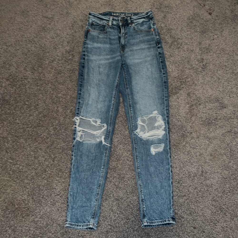 AMERICAN EAGLE MOM JEANS